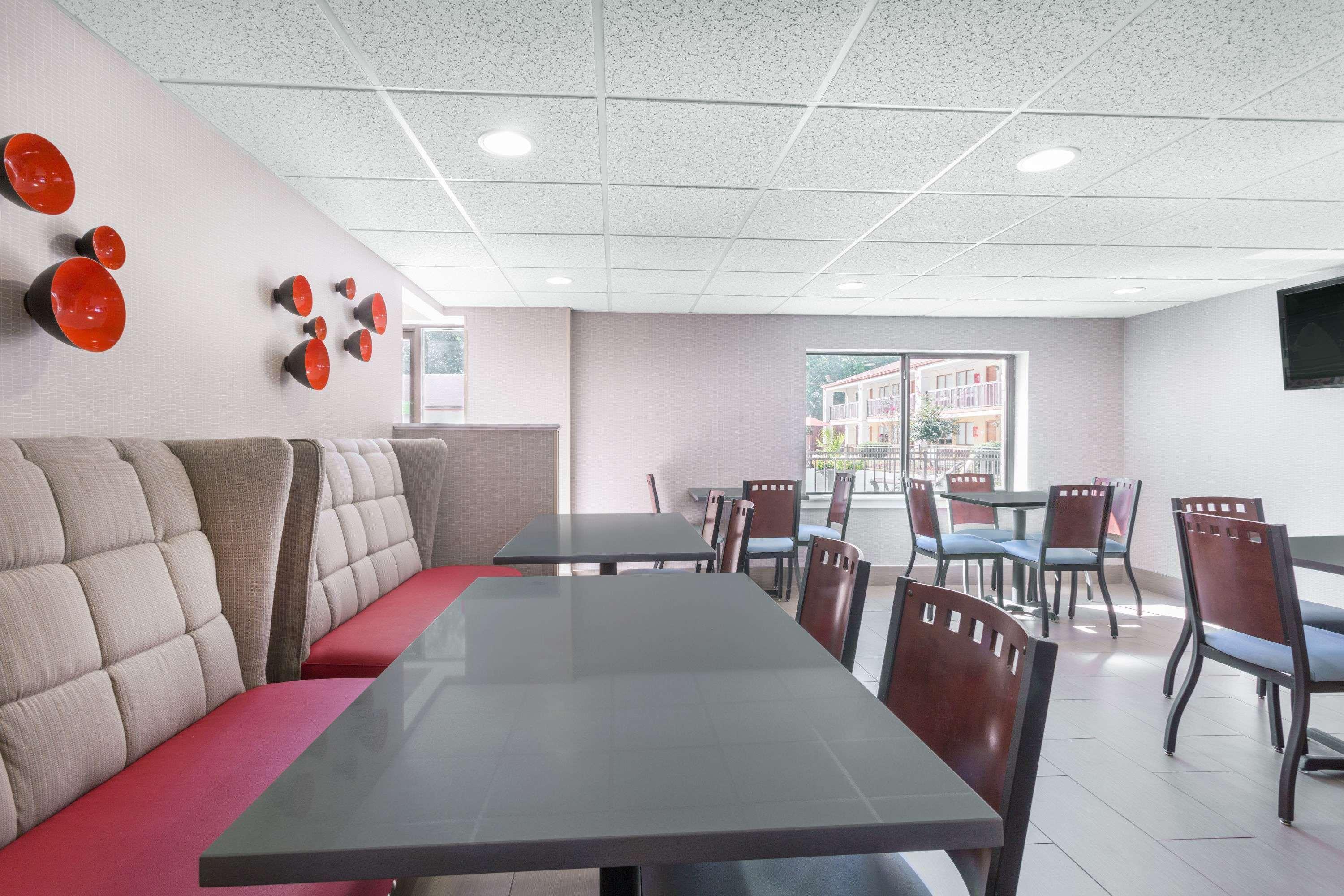 Ramada By Wyndham Tuscaloosa Hotel Екстериор снимка