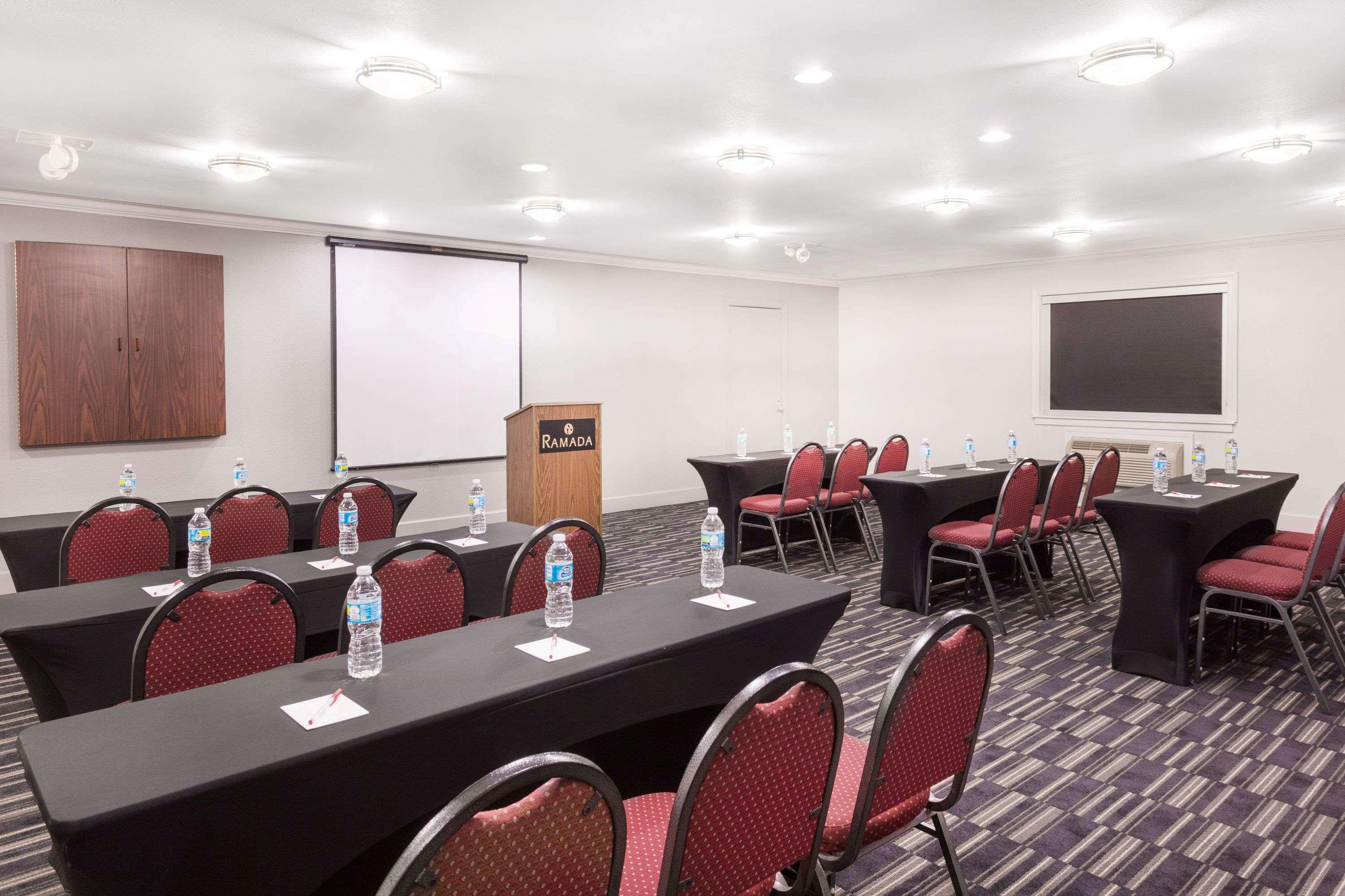 Ramada By Wyndham Tuscaloosa Hotel Екстериор снимка