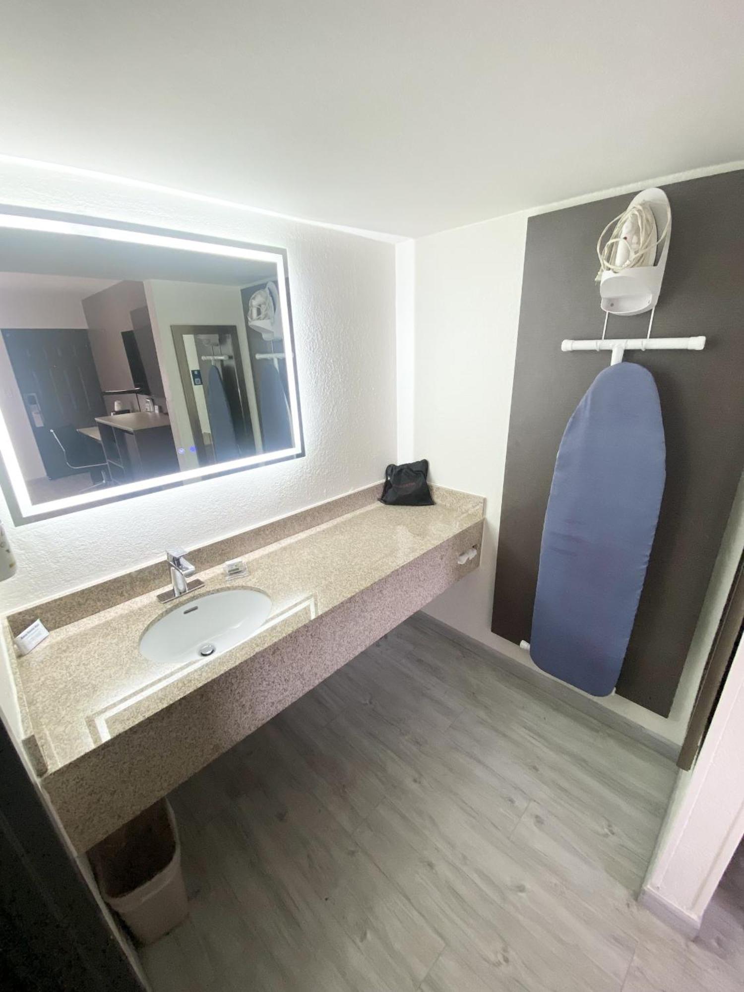 Ramada By Wyndham Tuscaloosa Hotel Екстериор снимка