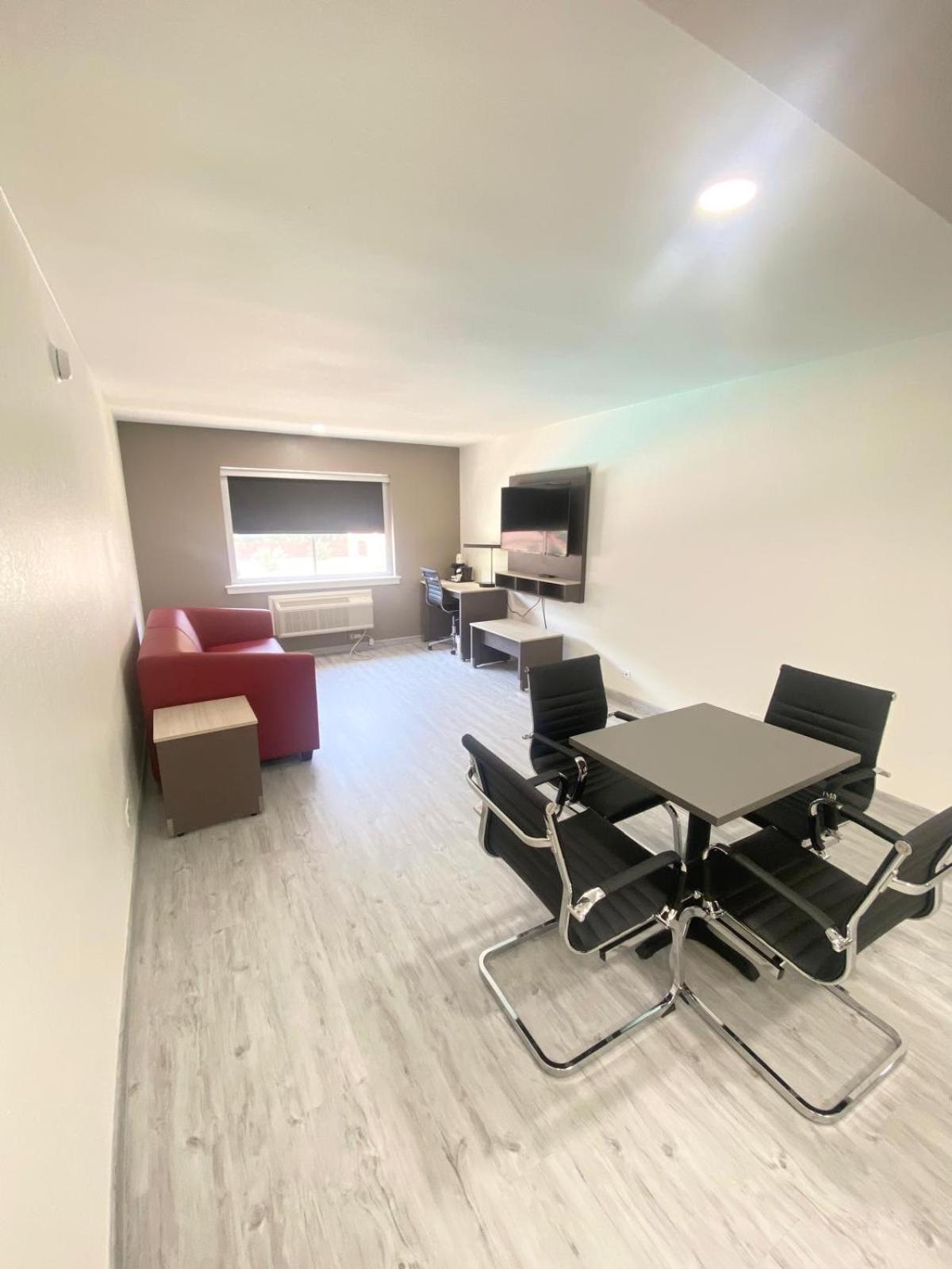 Ramada By Wyndham Tuscaloosa Hotel Екстериор снимка
