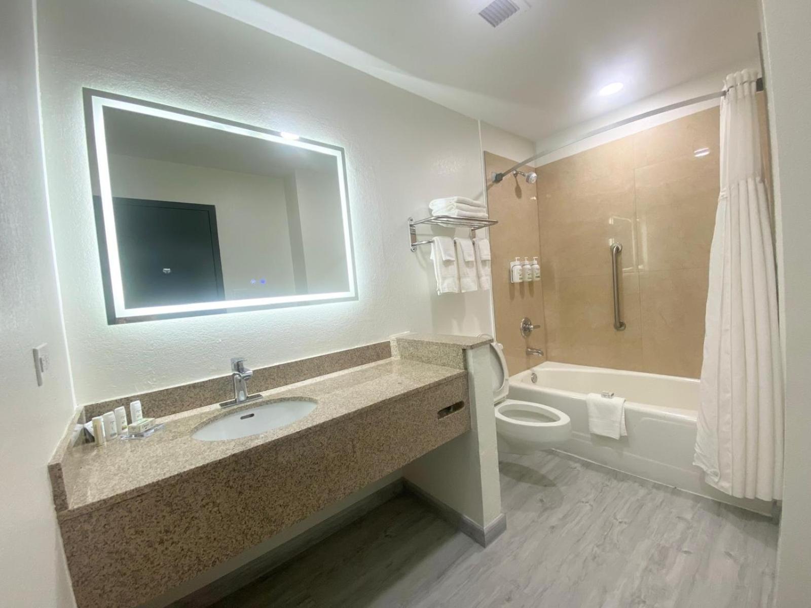 Ramada By Wyndham Tuscaloosa Hotel Екстериор снимка
