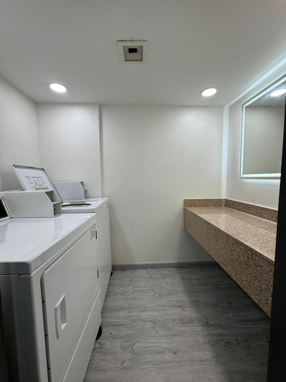Ramada By Wyndham Tuscaloosa Hotel Екстериор снимка