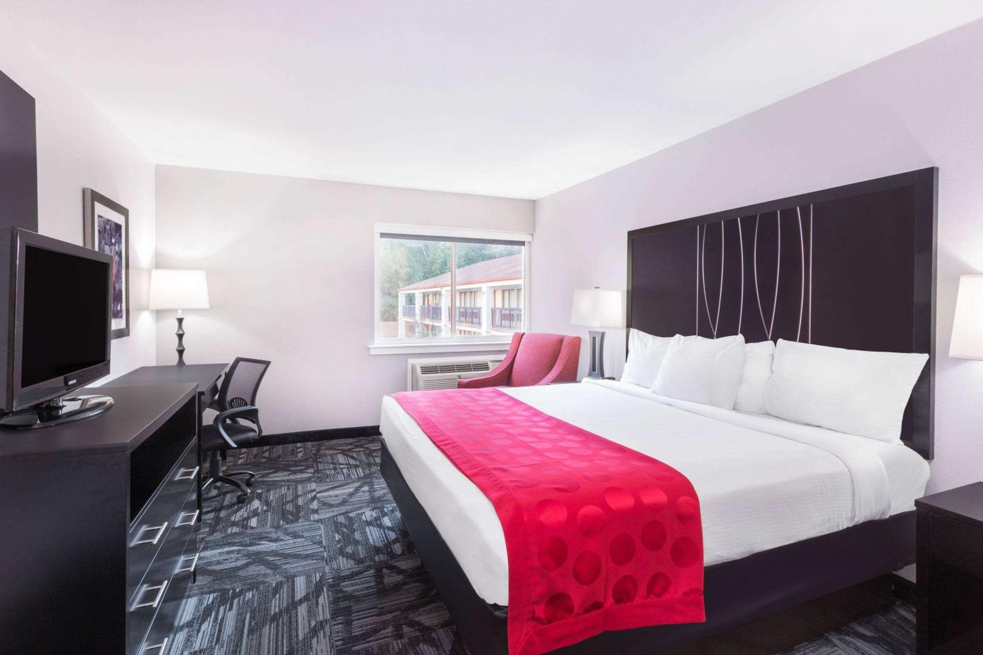 Ramada By Wyndham Tuscaloosa Hotel Екстериор снимка