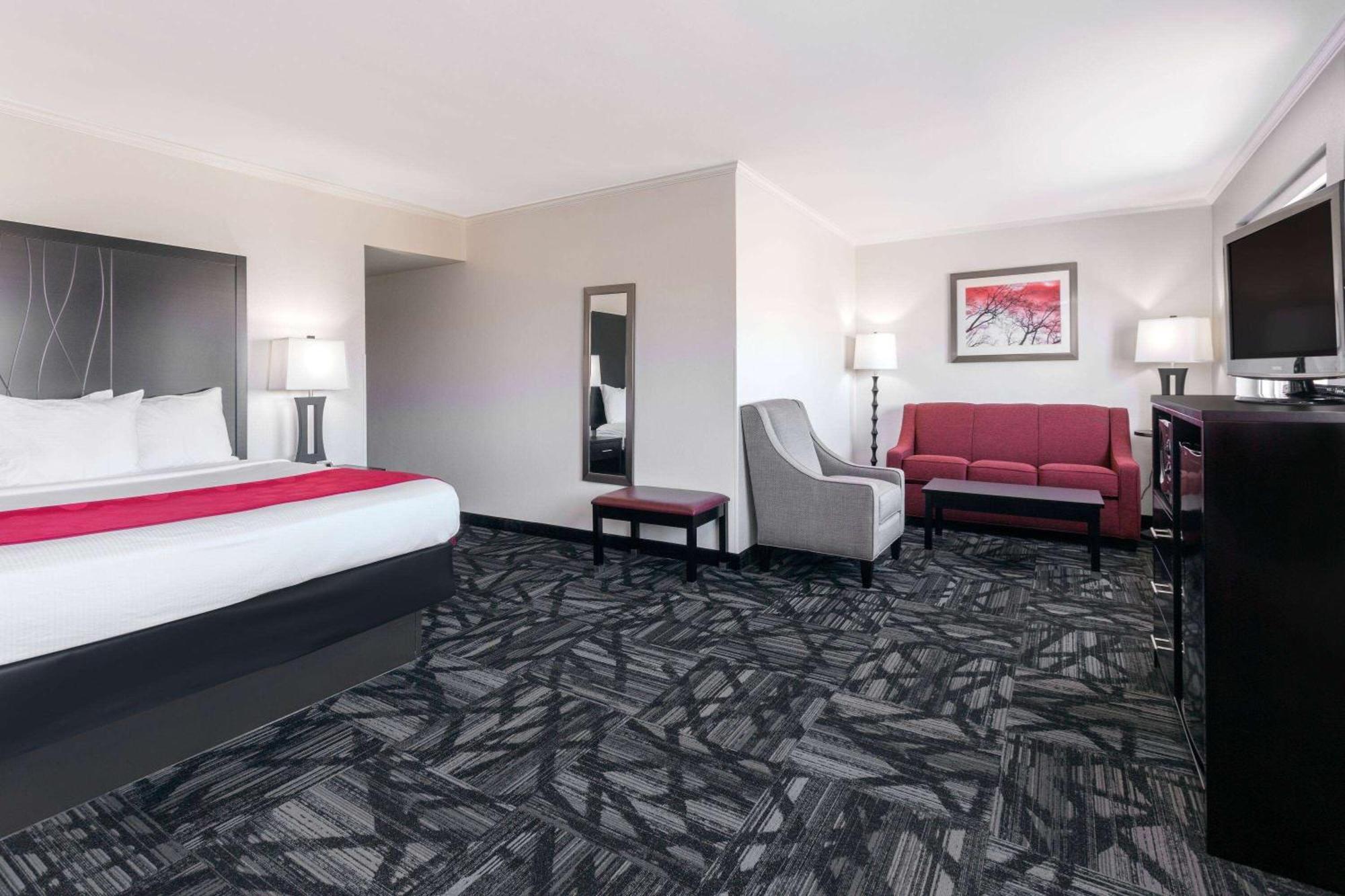 Ramada By Wyndham Tuscaloosa Hotel Екстериор снимка