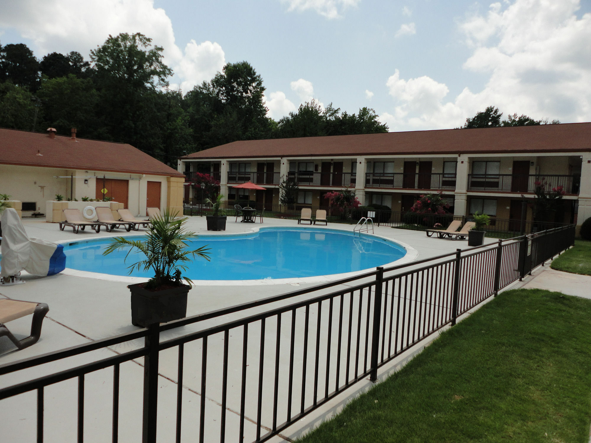 Ramada By Wyndham Tuscaloosa Hotel Екстериор снимка